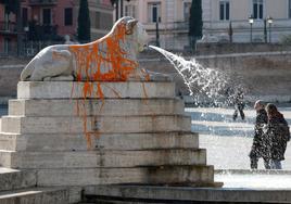 Un grupo de activistas lanza pintura contra la fuente de la plaza del Popolo en Roma