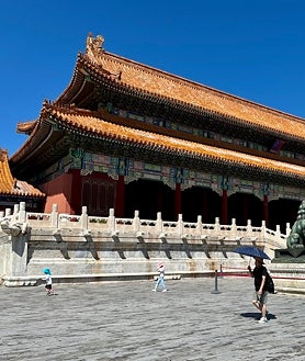 Imagen secundaria 2 - Arriba, el templo Jing'an, en Shanghái. Abajo a la izquierda: un parque junto a Jinling Road y, a la derecha, la Ciudad Prohibida de Pekín. 