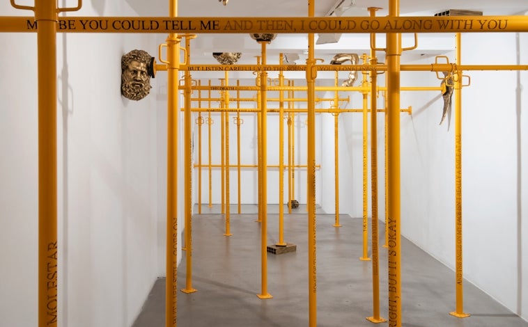 Imagen principal - Sobre estas líneas, fragmentos de la instalación de `El Mundo´ y el collage 'Us'. Arriba otra vista del montaje de la pieza.