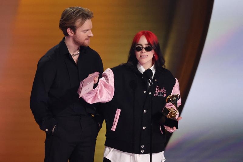 Billie Eilish junto a Finneas O'Connell, ganadores del Grammy a la Canción del año
