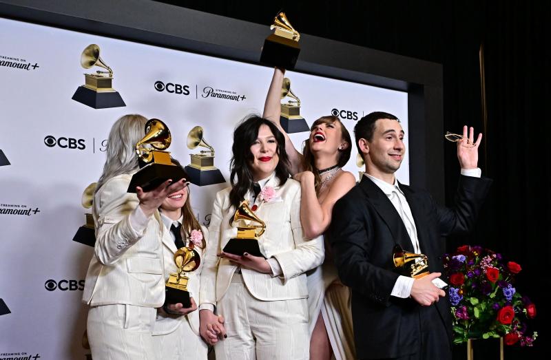 La cantautora estadounidense Taylor Swift, posa con Julien Baker, Phoebe Bridgers y Lucy Dacus junto al cantante Jack Antonoff