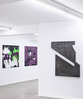 Imagen secundaria 2 - Sobre estas líneas, las obras expuestas en la quinta edición del proyecto 'Cuarto de Invitados' en la galería de Santander