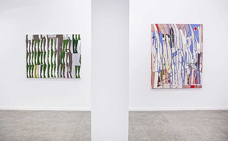 Imagen principal - Sobre estas líneas, las obras expuestas en la quinta edición del proyecto 'Cuarto de Invitados' en la galería de Santander