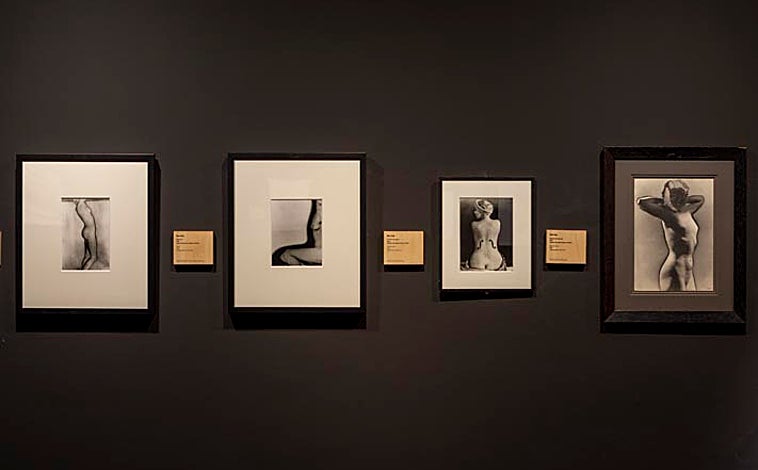 Imagen principal - Arriba, cuatro obras de Man Ray, entre ellas 'Le Violon d'Ingres', la fotografía más cara de la historia. Sobre estas líneas, a la izquierda, una de las salas de la exposición, con obras, entre otros, de Dalí y de Picabia. A la derecha, 'Rotoreliefs', de Duchamp