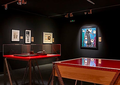 Imagen secundaria 1 - Arriba, cuatro obras de Man Ray, entre ellas 'Le Violon d'Ingres', la fotografía más cara de la historia. Sobre estas líneas, a la izquierda, una de las salas de la exposición, con obras, entre otros, de Dalí y de Picabia. A la derecha, 'Rotoreliefs', de Duchamp