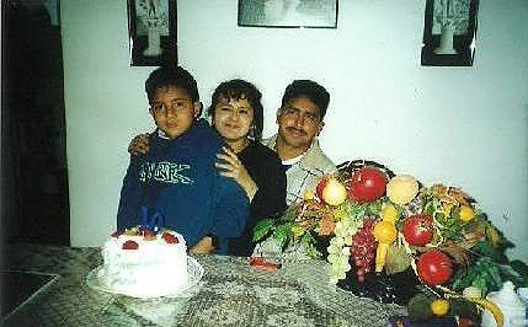 Imagen principal - Zamora viajó de El Salvador a Arizona para encontrarse con su padres, que habían hecho el mismo camino años antes huyendo de la guerra y la pobreza. Sobre estas líneas, Zamora en su primera cumpleaños tras cruzar la frontera e instantáneas del álbum familiar antes de emprender la odisea de 'Solito' 