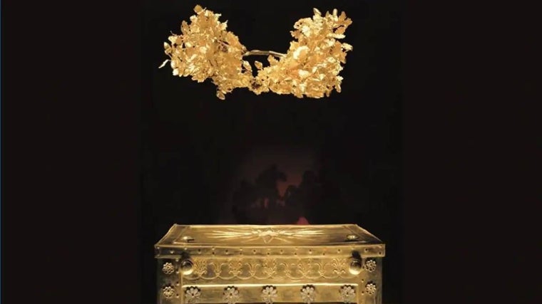 Larnax o pequeño sarcófago de oro y corona hallados en la Tumba II de Vergina