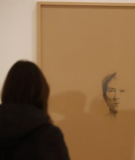 Imagen secundaria 2 - Arriba, 'Mientras hacia ultramar el color levanta la piedra' (1995-2023). Colección del artista, Turín. Sobre estas líneas, a la izquierda, 'Torsión', en primer plano (Sammlung FER Colecction); a la derecha, 'Lado izquierdo', autorretrato de Anselmo. Colección particular