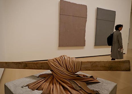 Imagen secundaria 1 - Arriba, 'Mientras hacia ultramar el color levanta la piedra' (1995-2023). Colección del artista, Turín. Sobre estas líneas, a la izquierda, 'Torsión', en primer plano (Sammlung FER Colecction); a la derecha, 'Lado izquierdo', autorretrato de Anselmo. Colección particular