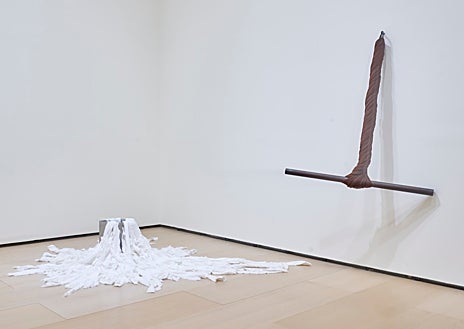 Imagen secundaria 1 - Arriba, 'Sin título'. Colección del artista, Turín. Sobre estas líneas, a la izquierda, 'Sin título (Estructura que bebe)', colección de Carine Szwajcer, Amberes, y 'Torsión', Galería Cívica de Arte Moderna y Contemporánea, Turín. A la derecha, 'Sin título (El algodón empapado se arroja contra el cristal y ahí permanece', The Sonnabend Homem Collection