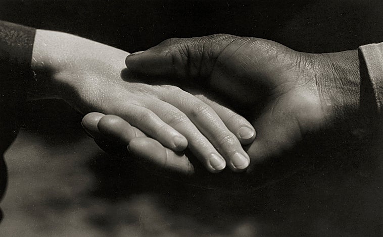 Imagen principal - Arriba, 'Manos' (1930). Sobre estas líneas, 