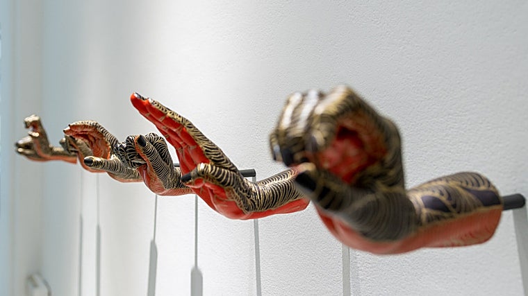 Detalle de las manos de 'Se acabó'