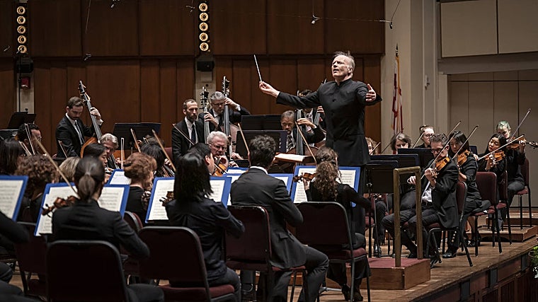 Gianandrea Noseda dirigiendo la National Symphony Orchestra en el Kennedy Center (Washington)