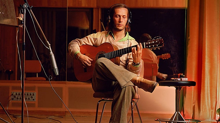 Paco de Lucía, grabando en el estudio en los años 80