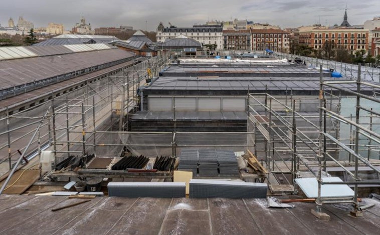 Imagen principal - Arriba, panorámica de las cubiertas del Prado. Sobre estas líneas, a la izquierda y a la derecha, detalles de las mismas durante las obras