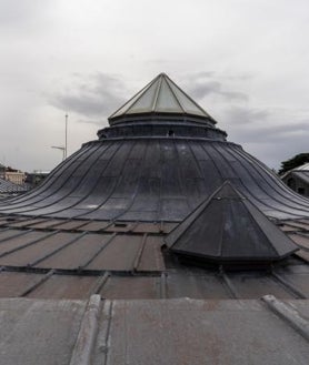 Imagen secundaria 2 - Arriba y sobre estas líneas, tres espectaculares vistas de los tejados del museo y el Paseo del Prado