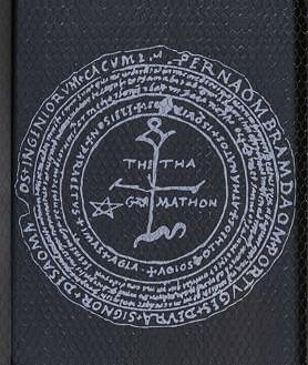 Imagen secundaria 2 - El nuevo director de la Biblioteca Nacional, Óscar Arroyo, posa con varios libros censurados. Debajo, una edición de 'Fahrenheit 451' intervenido por Joan Fontcuberta. Por último, el sello de la biblioteca de Barcarrota