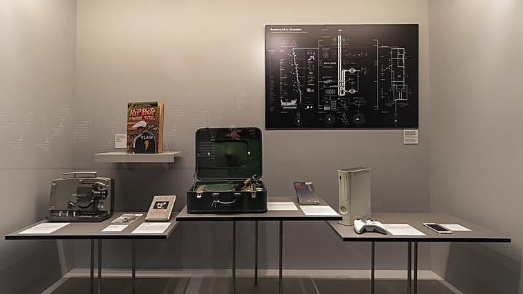 Dispositivos para almacenar memoria, crear contenido y reproducirlo: del libro al iPhone