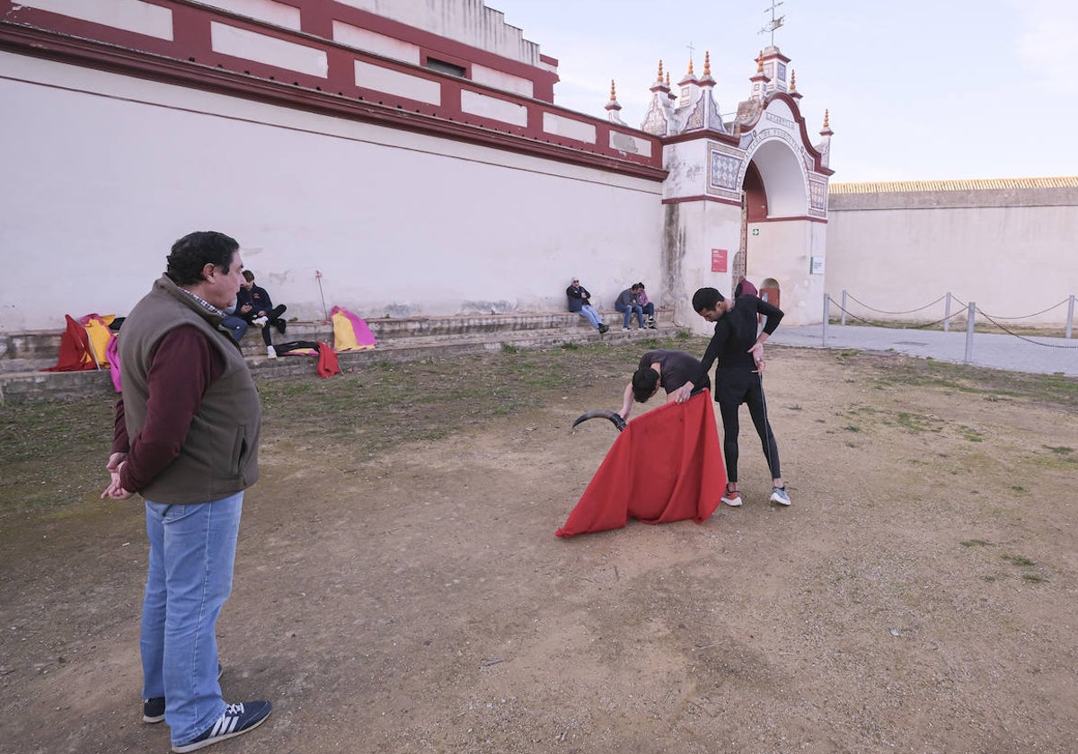 Tomás Campuzano y sus alumnos entrenan junto al Monasterio de la Cartuja