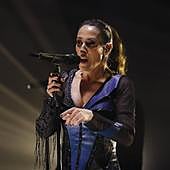 Malú interrumpe su concierto durante media hora al ver lo que ocurre entre el público: «Hay que parar»