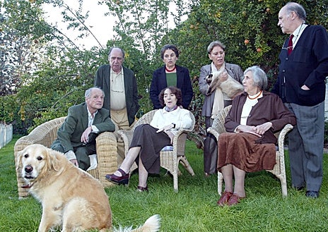 Imagen secundaria 1 - Arriba, Isabel Quintanilla pintando 'Gran interior' (1973). Sobre estas líneas, a la izquierda, los miembros del grupo de realistas de Madrid (de izquierda a derecha y de abajo arriba, Antonio López, Amalia Avia, Esperanza Moreno, Francisco López Hernández, María Moreno, Isabel Quintanilla y Julio López Hernández); a la derecha, 'Autorretrato' (1962), de Isabel Quintanilla (Colección privada)