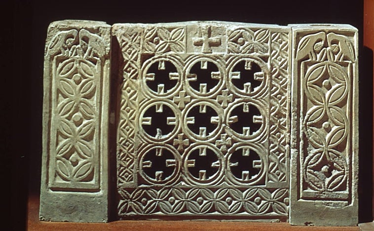 Imagen principal - Cancel visigodo de la iglesia palatina, cabeza de cordero de mármol y colgante de oro con forma de hoja de vid de los siglos VI-VII