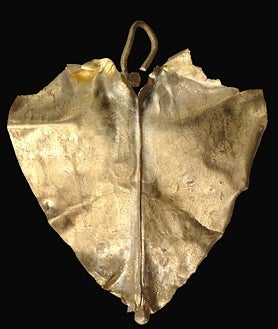 Imagen secundaria 2 - Cancel visigodo de la iglesia palatina, cabeza de cordero de mármol y colgante de oro con forma de hoja de vid de los siglos VI-VII