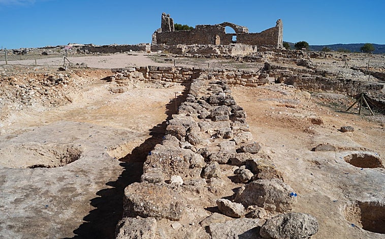Imagen principal - El edificio meridional, con la iglesia palatina al fondo (arriba) y el edificio septentrional (derecha), junto a una reconstrucción virtual del espacio