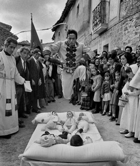 Imagen secundaria 2 - Arriba, 'Duelo', Canosa di Puglia, Italia, 2000. Sobre estas líneas, a la izquierda, 'Cruz de Mayo'. Berrocal, Huelva, 1998; a la derecha, 'El Colacho'. Castrillo de Murcia, Burgos, 1975