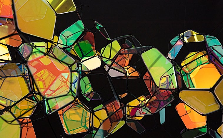 Imagen principal - Sobre esta líneas, la obra `St Francis´ de Gabriela Hajnal de la sección Opening. A la derecha, la fotografía  `Western Union: Small Boats´, de Isaac Julien en la sección Caribe. Arriba, una obra de Tomás Saraceno de la galería Pinksummer 