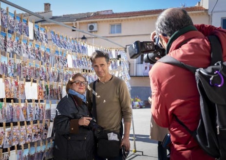 Imagen secundaria 1 - Arriba, Cristina García Rodero, en acción en La Endiablada. Sobre estas líneas, a la izquierda, posando junto con un fotógrafo ambulante de Jaén y gran admirador, que deseaba hacerse una foto con ella; a la derecha, la fotógrafa ante un retrato de un diablo que hizo hace años y que donó al pueblo de Almonacid