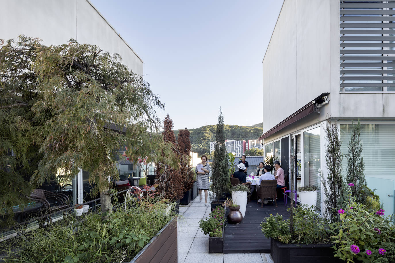 Complejo residencial Pangyo, Seongnam (Corea del Sur), 2010.  Este complejo está integrado por nueve agrupaciones de viviendas formadas cada una de ellas por 9 o 13 edificios residenciales de 3 o 4 plantas. Una superficie comunitaria en la segunda planta ofrece espacios para el encuentro, que pueden emplearse como jardines, puentes y zonas de recreo, favoreciendo la interacción entre los vecinos.