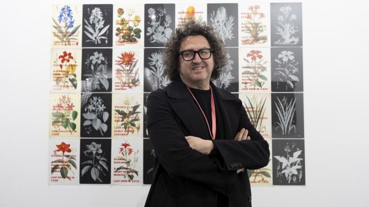 Daniel G. Andújar, junto a una obra de la serie 'Damnatio Memoriae' en el estand de Àngels Barcelona en ARCO