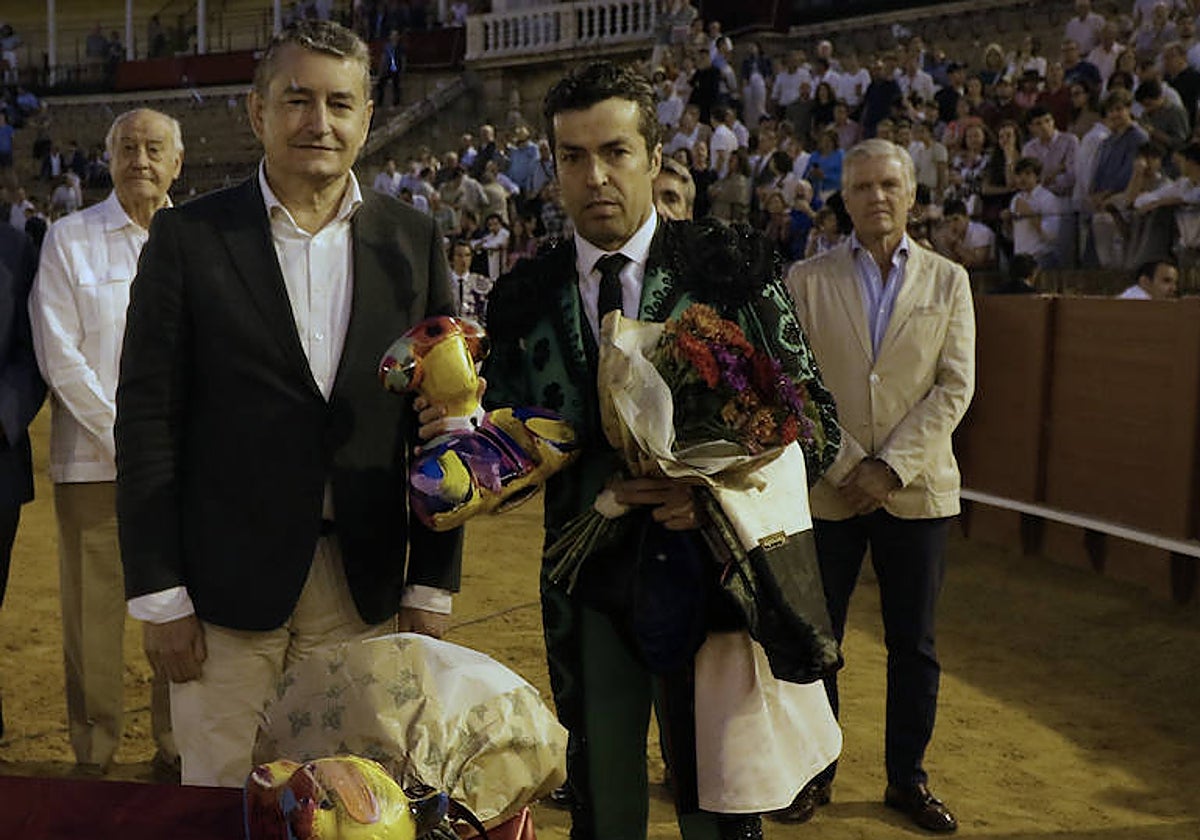 El novillero Marcos Linares no pudo recoger el trofeo por estar herido de una cornada sufrida en la final de la pasada edición