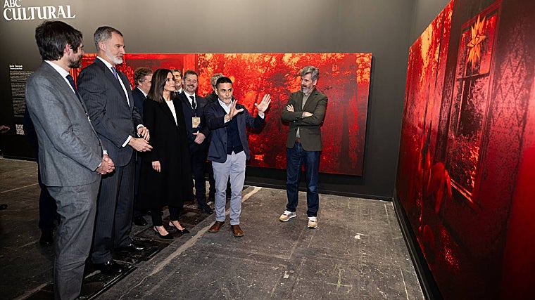 El artista valenciano explica a S.S. M.M los Reyes, en su visita a la feria para la inauguración, su obra junto al ministro de Cultura, Ernest Urtasun, y el comisario del estand, Javier Díaz-Guardiola