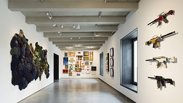 Montaje de la exhibición de 'Handle With Care'. En primer plano, obras de Vanessa Barragao y Eric Nadó