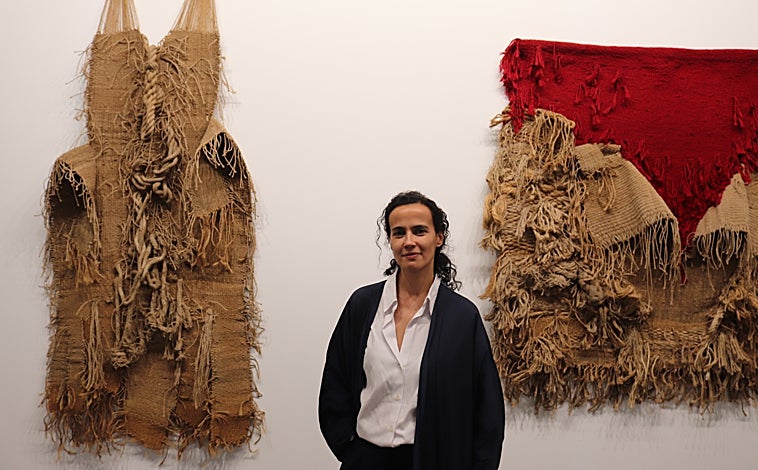 Imagen principal - De arriba abajo, Sabrina Amrani, directora de la galería homónima; Camille Bréchignac y Jérôme Poggi (galería Poggi); y Karen Huber, responsable de Karen Huber