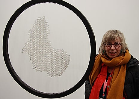 Imagen secundaria 1 - Sobre estas líneas, Pamen Pereira en el estand de Set Spai d'Art. A la derecha, las galeristas de Formato Cómodo ante una obra de Marta de Gonzalo y Publio Pérez Prieto. Arriba, pieza de Florencia Sadir en la argentina W 