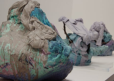 Imagen secundaria 1 - Sobre estas líneas, esculturas de Elena Aitzkoa en Rosa Santos. A la derecha, una de las galeristas de Elvira González. Arriba, Amalia Laurent, de Sissi Club, en Opening