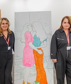 Imagen secundaria 2 - Sobre estas líneas, Pamen Pereira en el estand de Set Spai d'Art. A la derecha, las galeristas de Formato Cómodo ante una obra de Marta de Gonzalo y Publio Pérez Prieto. Arriba, pieza de Florencia Sadir en la argentina W 