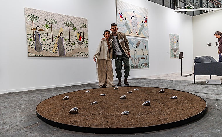 Imagen principal - Sobre estas líneas, Pamen Pereira en el estand de Set Spai d'Art. A la derecha, las galeristas de Formato Cómodo ante una obra de Marta de Gonzalo y Publio Pérez Prieto. Arriba, pieza de Florencia Sadir en la argentina W 