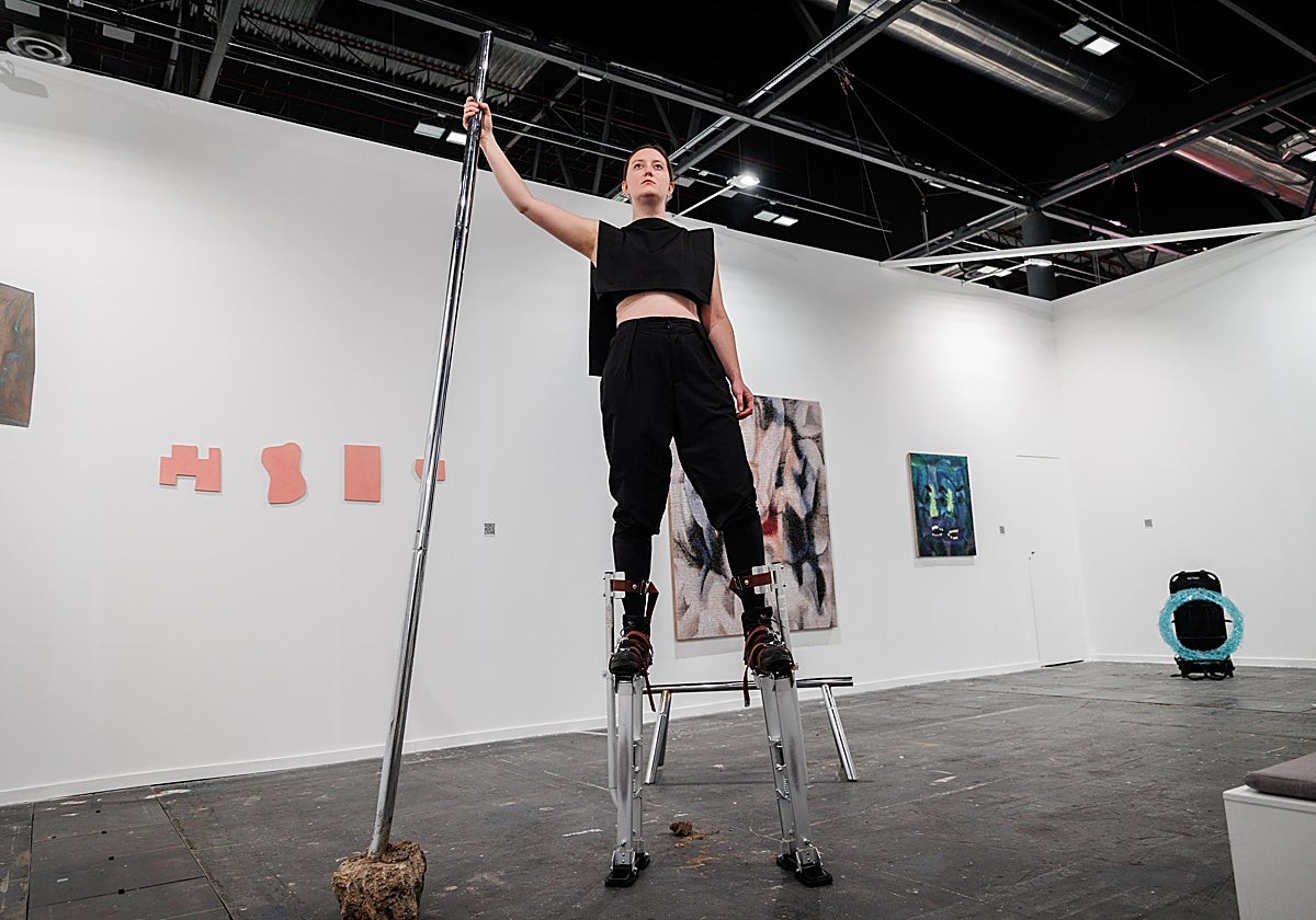 Una artista realiza una 'performance' durante el día de apertura de ARCO