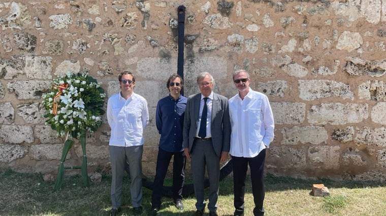 Miembros del Proyecto Galeones de Azogue ante la ofrenda floral y el ancla del 'Tolosa'