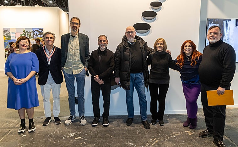 Imagen principal - De arriba a abajo: 1. Momento de la entrega del premio ARCO/BEEP a Daniel Canogar y Peter Halley. 2. Fotografía de familia  del premio CRT a Tomás Saraceno y Abraham González Pacheco. 3.  Concha Jerez, ganadora del Premio Enate, con Maribel López