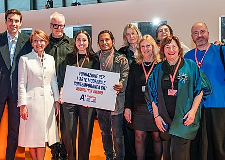 Imagen secundaria 1 - De arriba a abajo: 1. Momento de la entrega del premio ARCO/BEEP a Daniel Canogar y Peter Halley. 2. Fotografía de familia  del premio CRT a Tomás Saraceno y Abraham González Pacheco. 3.  Concha Jerez, ganadora del Premio Enate, con Maribel López
