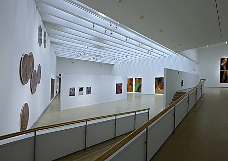 Imagen secundaria 1 - Arriba: 'Mirador distante (tan cerca)', Colección del Parlamento Vasco. izquierda: Vista de la exposición 2024 Kubo Kutxa de San Sebastián. Derecha: 'Reversible - tiempos expandidos 2023'