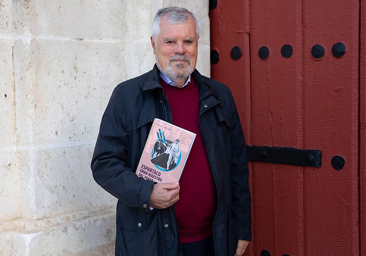 El informador taurino Carlos Crivell, junto a la Puerta del Príncipe