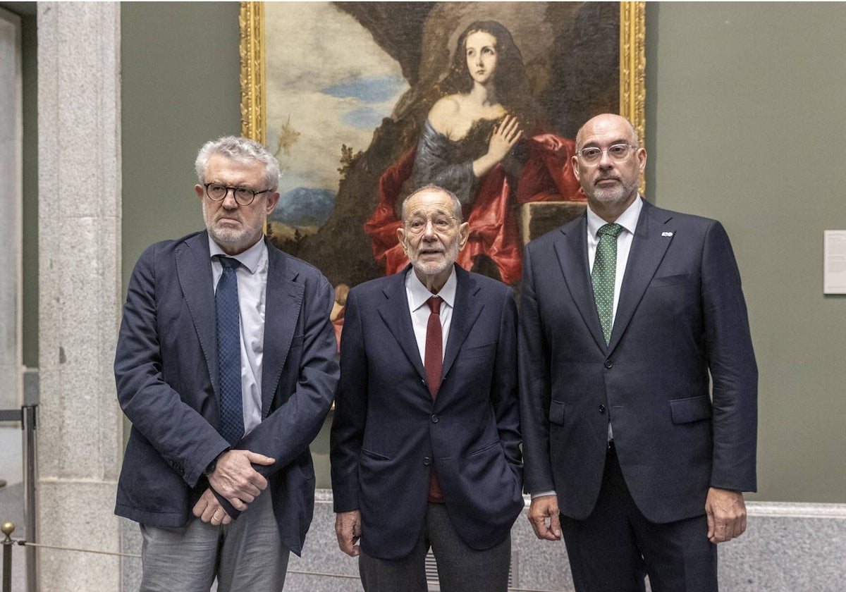 De izquierda, a derecha, Miguel Falomir, Javier Solana y Emilio Gayo, ante 'Magdalena penitente', de Ribera, que irá a Játiva