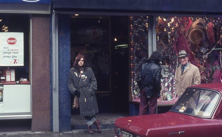 Imagen principal - 1. Genesis en Londres, 1973 (Foto tomada por Cosey Fanni Tutti) 2. COUM Transmissions en julio de 1975 en Kiel, Alemania (Pedro Nicopoulos) 3. Neil Megson con el uniforme de los Wolf Scouts