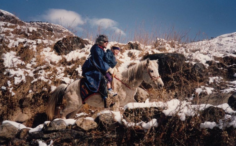 Imagen principal - 1. Con su hija Genesse andando a caballo en el Himalaya 2. Genesis y Lady Jaye en 2003 (Michael Fox) 3. Throbbing Gristle en Butlers's Wharf en diciembre de 1979 (Kevin Thorne)